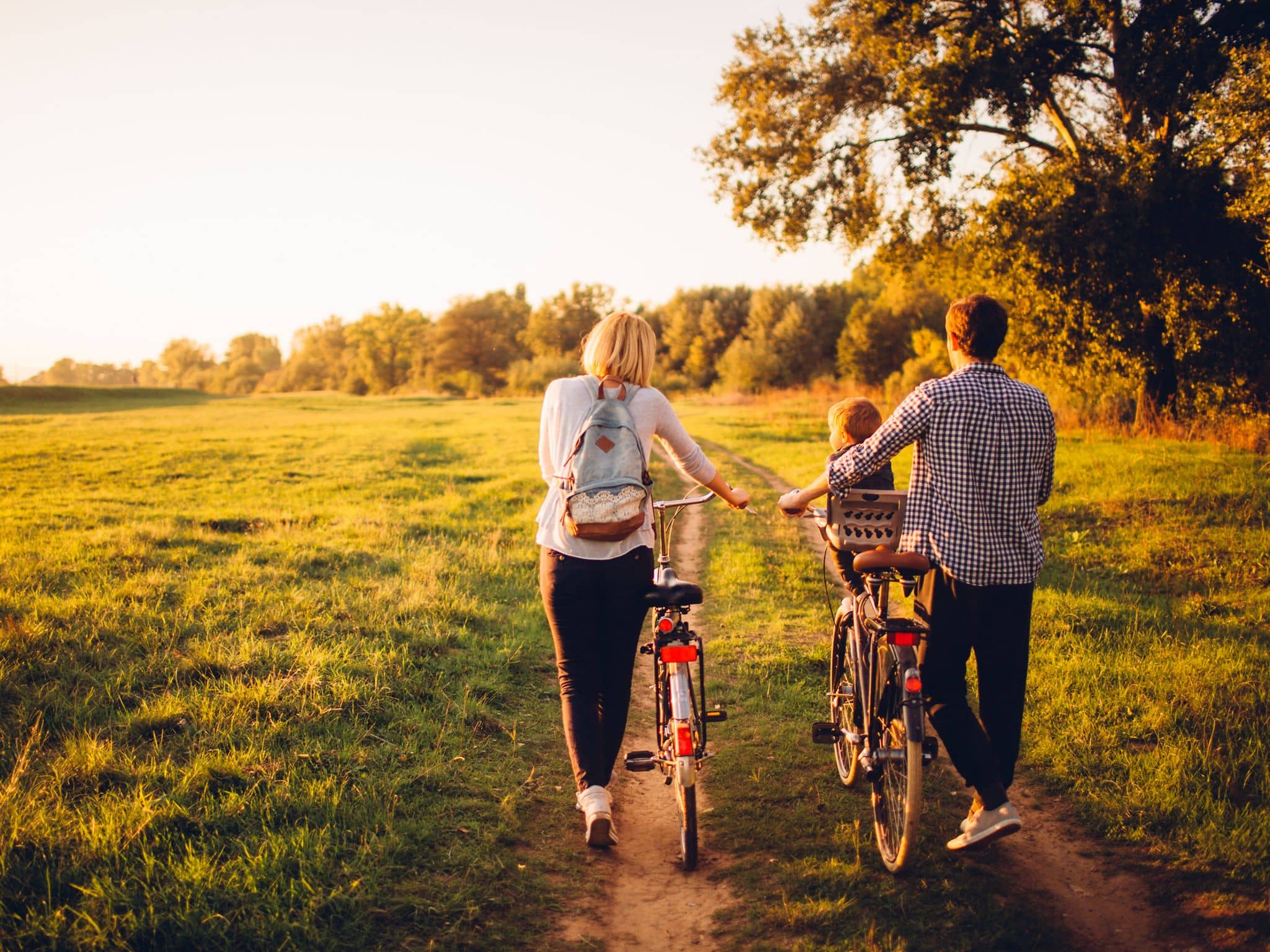 Klimawandel und Gesundheit: Junge Familie bei Radtour