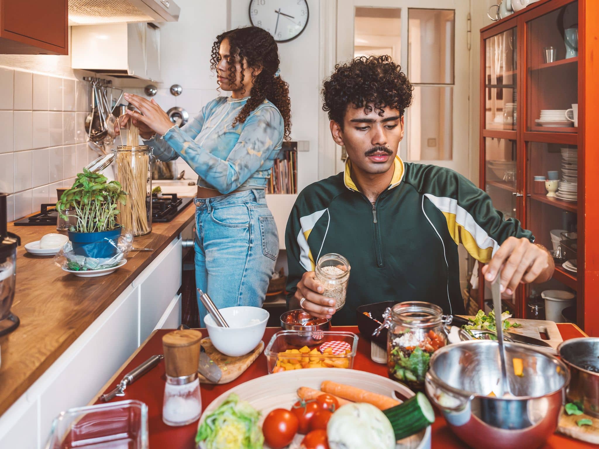 Vegane Ernährungspyramide: Junges Paar beim Kochen