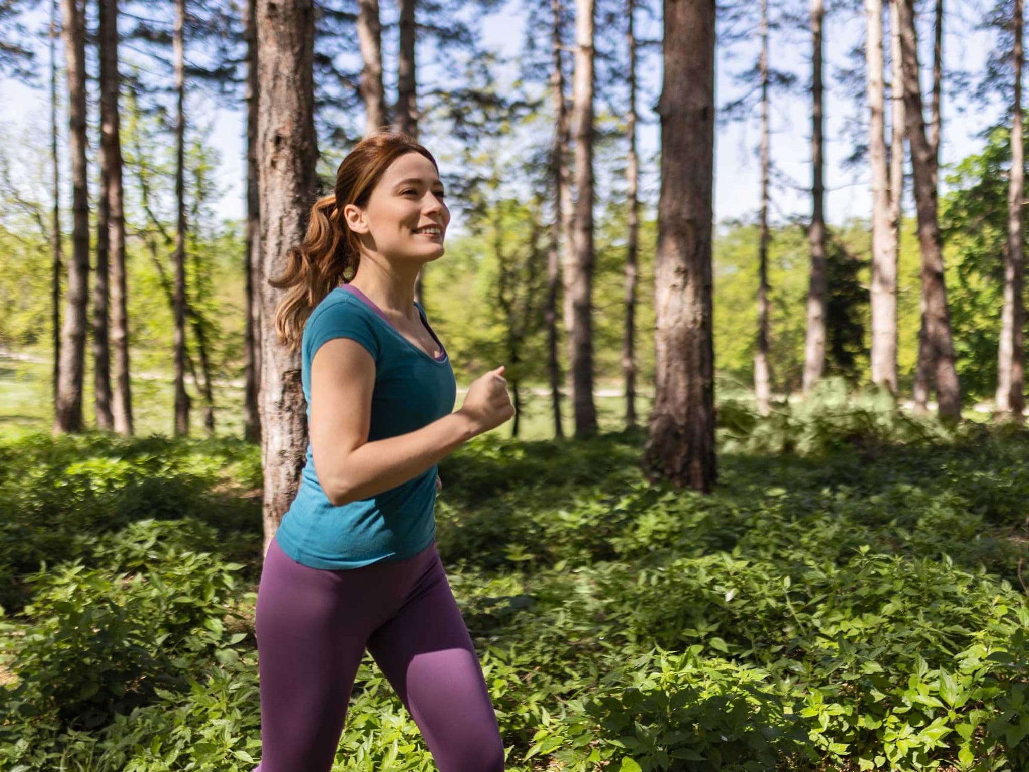 Joggen für Anfängerinnen: Junge Frau läuft durch Park