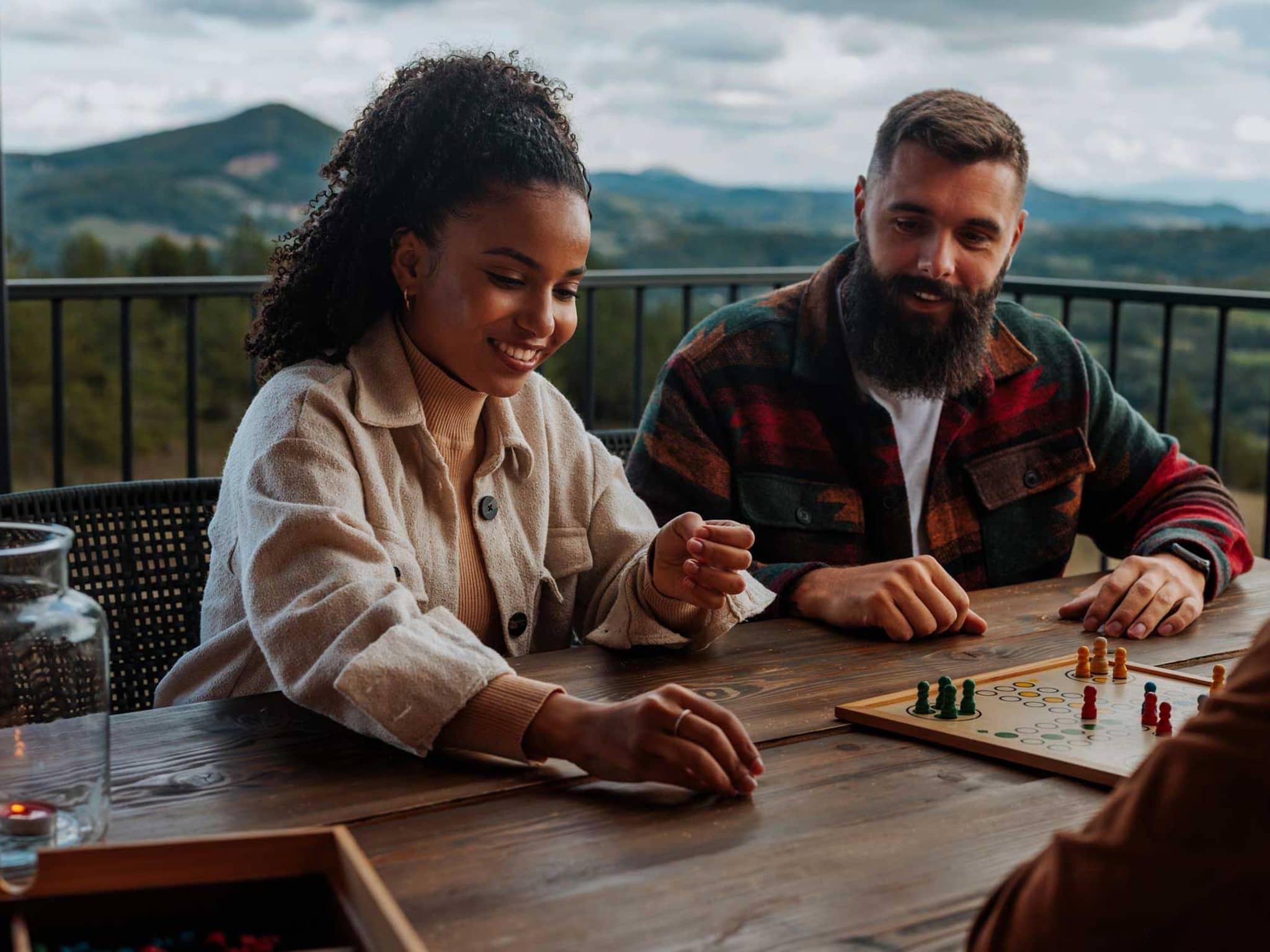 Digital Detox: Freunde spielen Mensch ärgere dich nicht